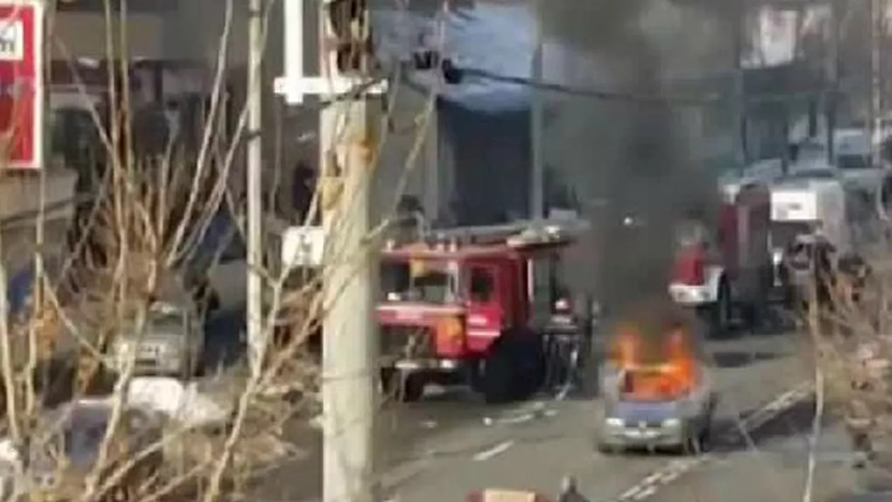 Mașină în flăcări lângă sediul CSM: Un bărbat a fost reținut după ce și-a incendiat vehiculul în semn de protest față de deciziile justiției (VIDEO)