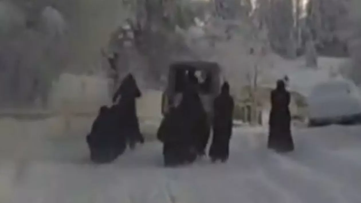 Se întâmplă în România: Călugărițele neînfricate pe schiuri, trase de o mașină pe munte (VIDEO)