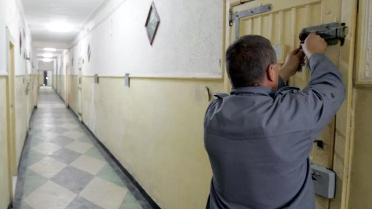 Un deținut dintr-un penitenciar din Hunedoara a atacat un gardian, lovindu-l cu un scaun în cap (VIDEO)