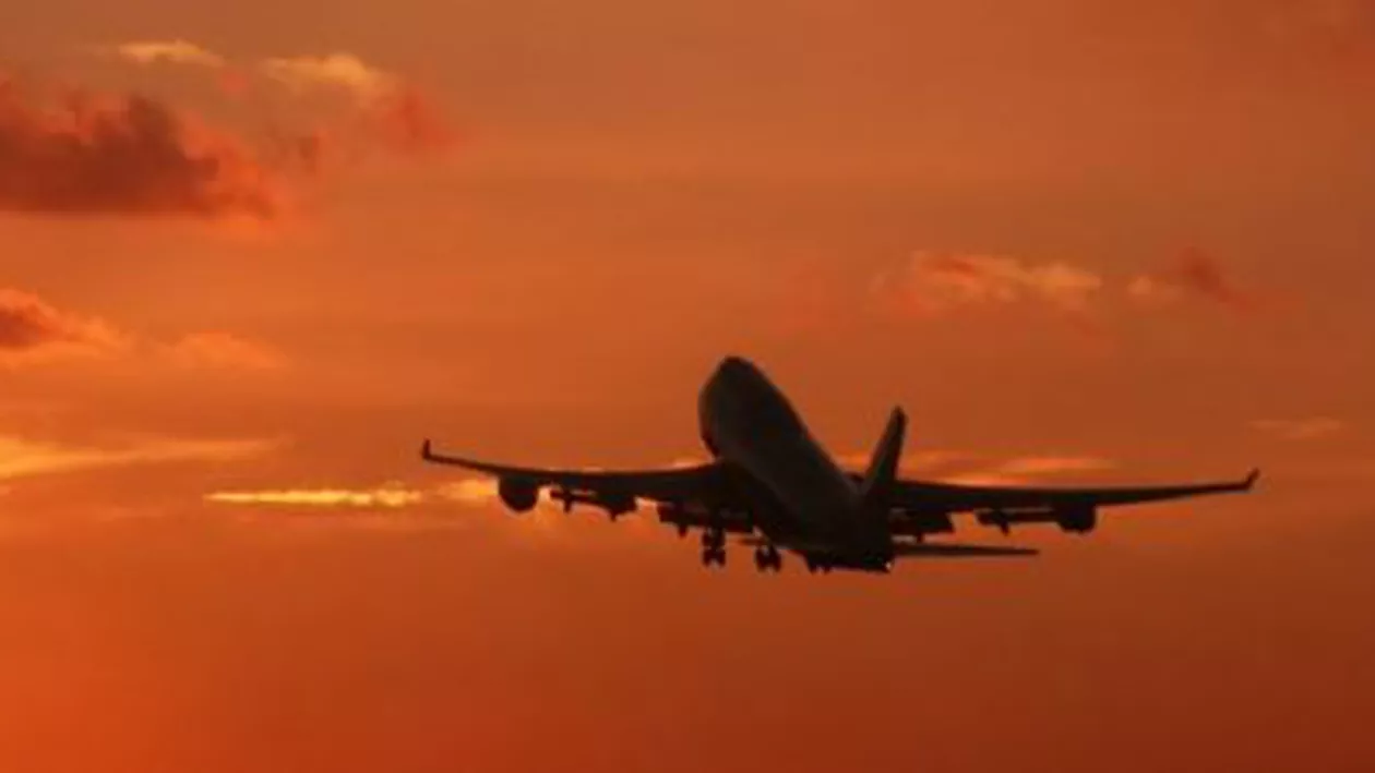 Explozie la bordul unui Airbus care aparține unei companii somaleze. Avionul a aterizat cu o gaură în fuselaj (VIDEO)