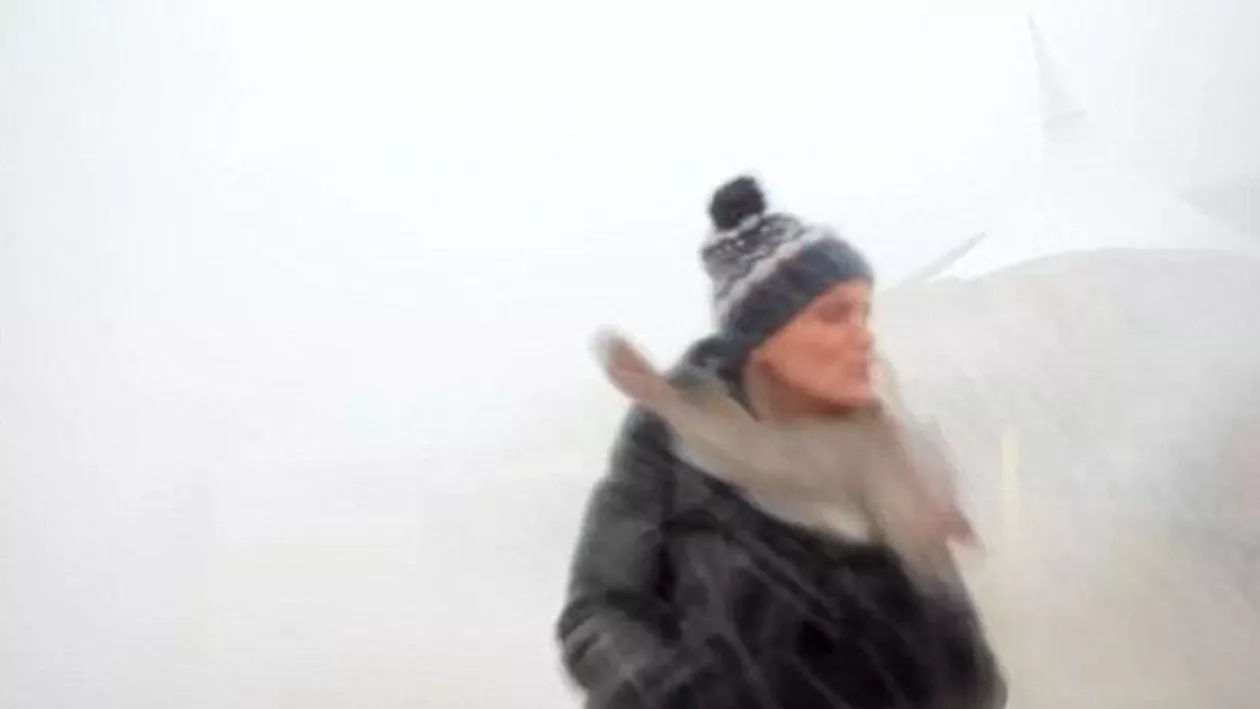 O vloggeriță este lovită peste față de un pește uriaș, în timpul unei furtuni (VIDEO)