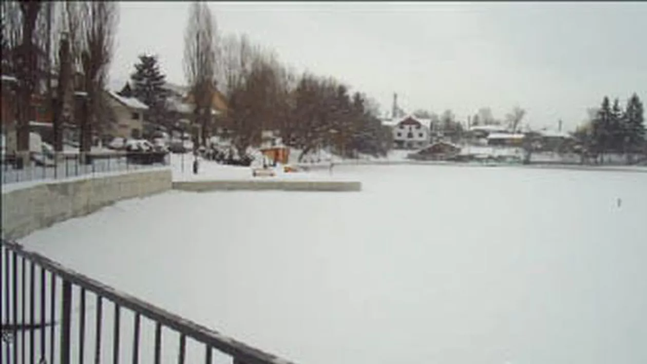 IMAGINI DRAMATICE în Câmpina: Doi adulți și un copil au căzut într-un lac, după ce gheața de la suprafață s-a rupt (VIDEO)