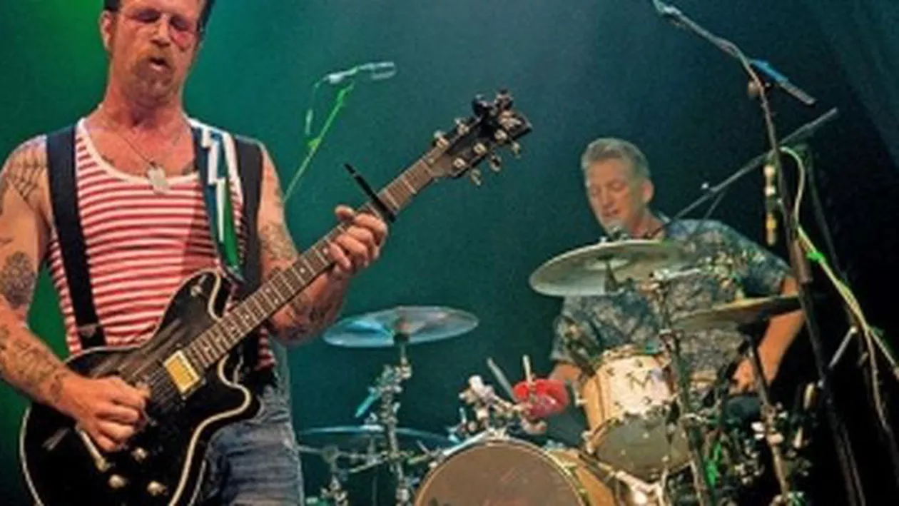 Formaţia Eagles Of Death Metal, aflată în sala Bataclan în momentul atacurilor teroriste de la Paris, pregătește un concert simbolic pe 16 februarie (VIDEO)