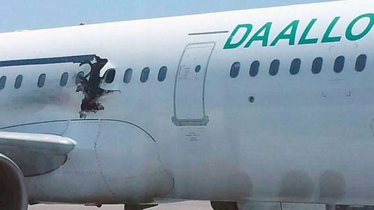 Ipoteză preliminară: Explozia de la bordul avionului somalez ar fi fost provocată de o bombă introdusă în cabină de un pasager aflat în scaun cu rotile