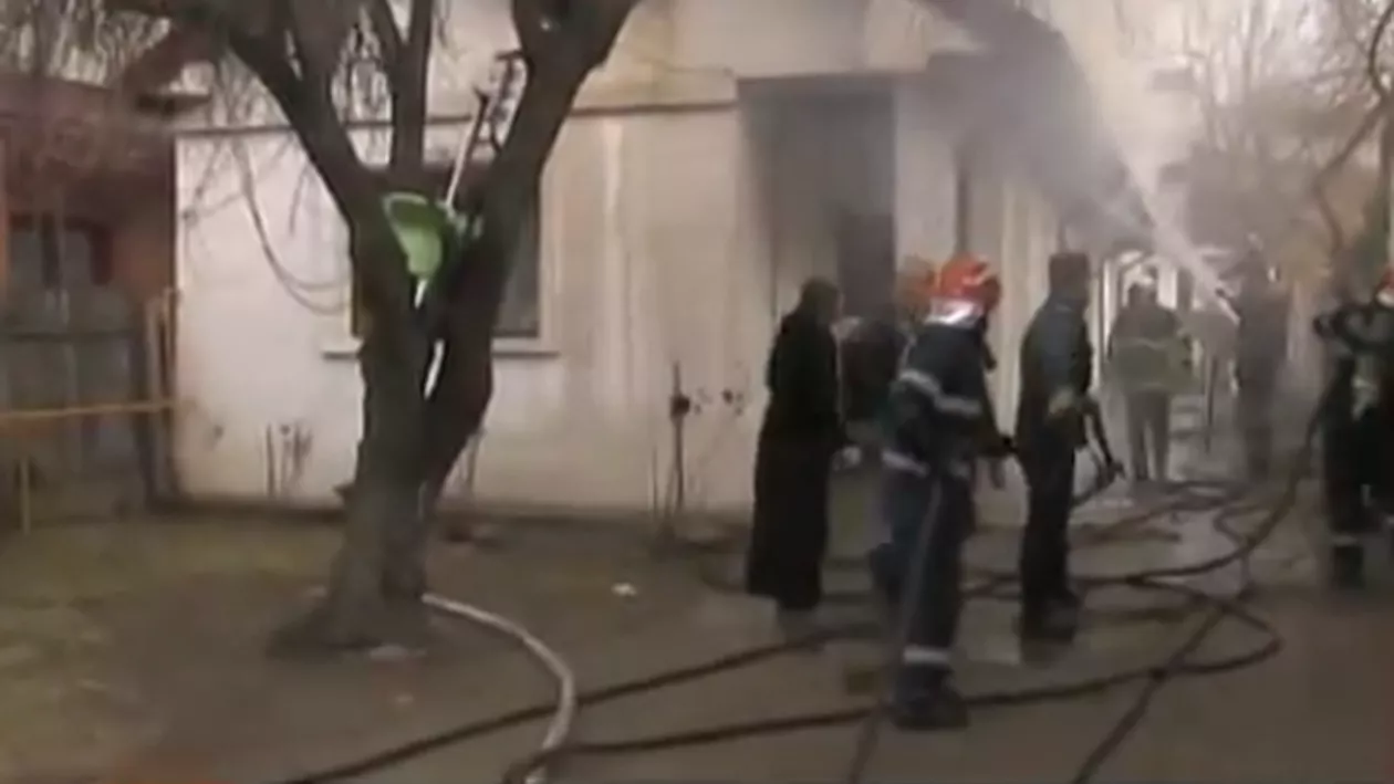 Buzău: O familie a fost la un pas să ardă în propria casă. Reacția promptă a unei vecine le-a salvat locatarilor viața (VIDEO)