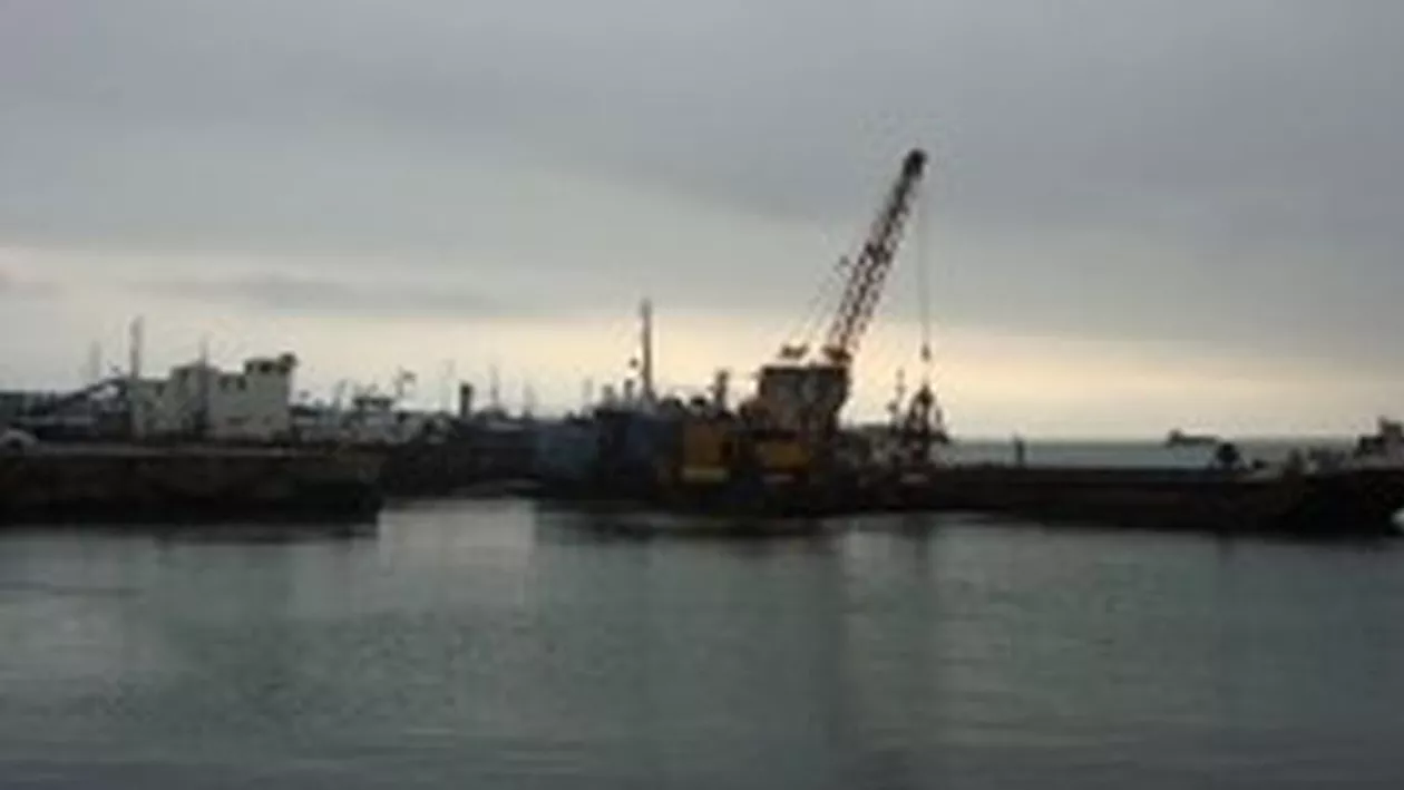 O cantitate mare de păcură, deversată accidental în apele din Portul Constanţa: Comandantul unei nave cipriote a fost amendat