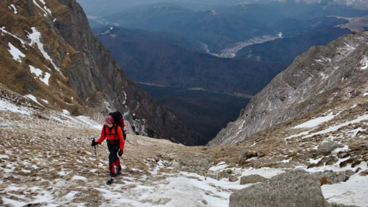 Prahova: Un turist s-a accidentat pe un traseu foarte dificil de alpinism din Masivul Bucegi