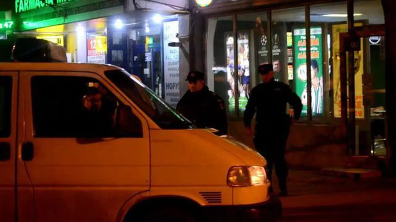 Atac în stil mafiot la Buzău: Doi tineri au intrat cu săbiile într-o casă de pariuri (VIDEO)