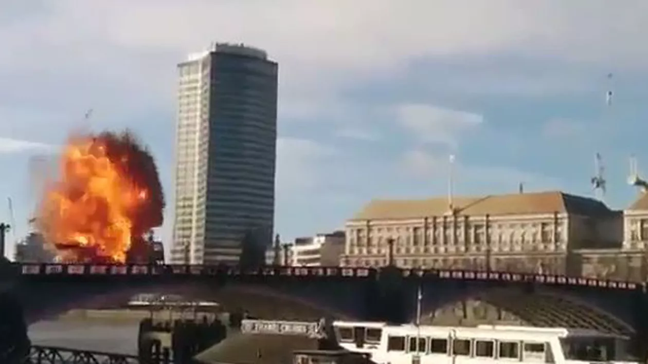 Panică la Londra, după explozia unui autobuz: Oamenii s-au calmat după ce au aflat că era vorba despre scena unui film (VIDEO)