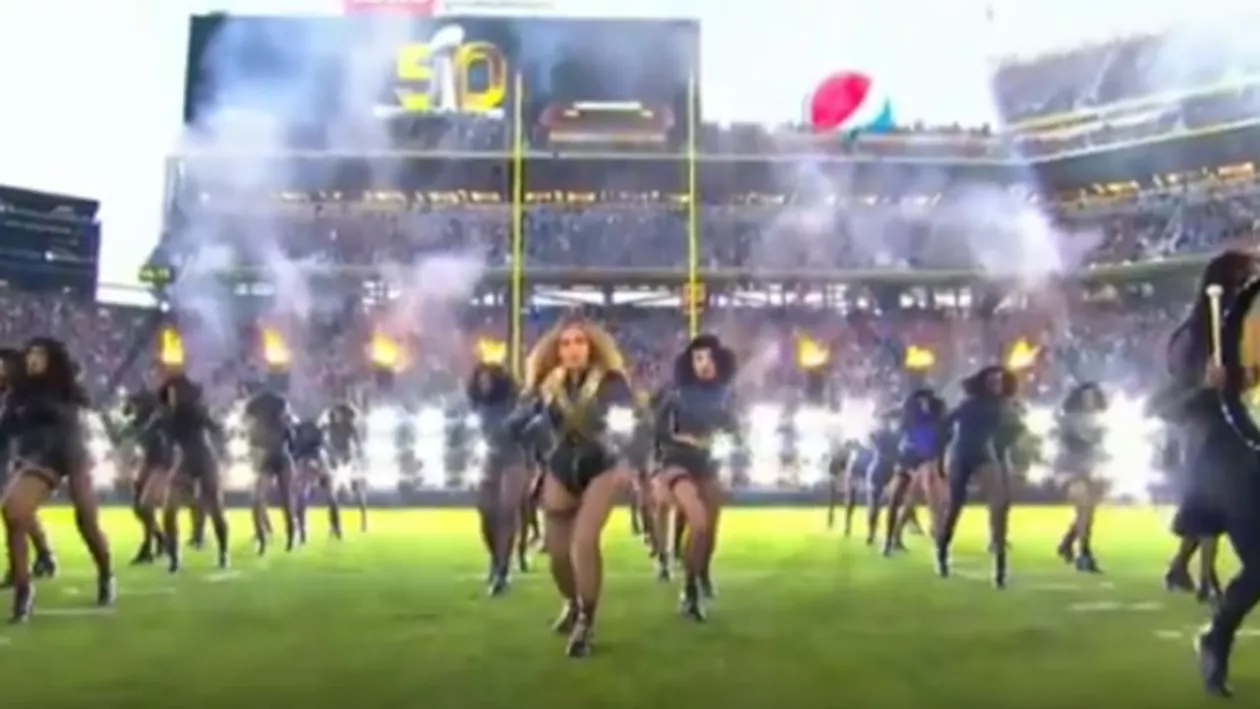 Show total la Super Bowl. Americanii s-au bucurat de un meci spectaculos și de un miniconcert de cinci stele (VIDEO)