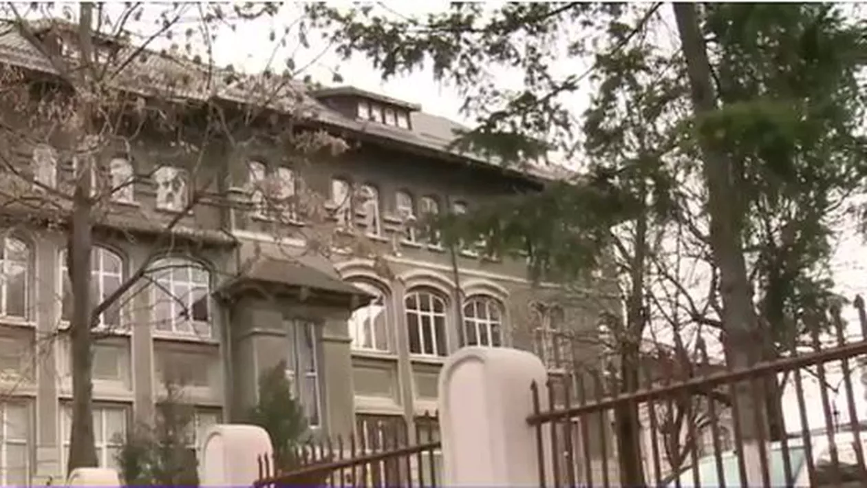 Declarații contradictorii în scandalul "Umilirii" de la Tudor Vianu: Doi elevi, o fată şi un băiat, revendică ideea târâtului până la catedră pentru o notă mai mare (FOTO)
