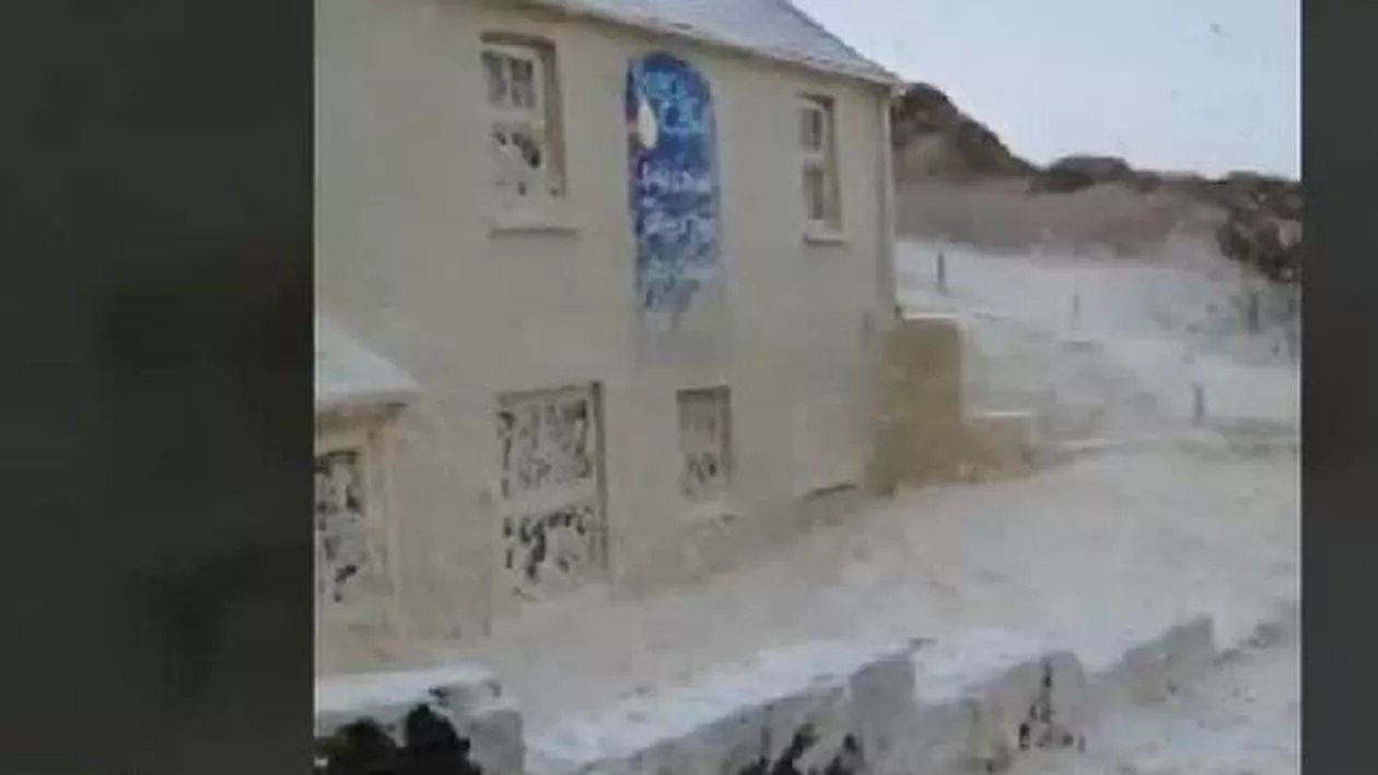 Marea Britanie: Case acoperite de spuma mării (VIDEO)