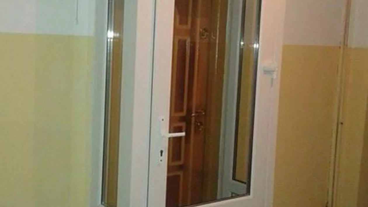 Inventivitatea românilor a ajuns la un nou nivel. Fotografia cu ușa unui apartament din Brăila a devenit virală pe internet (FOTO)