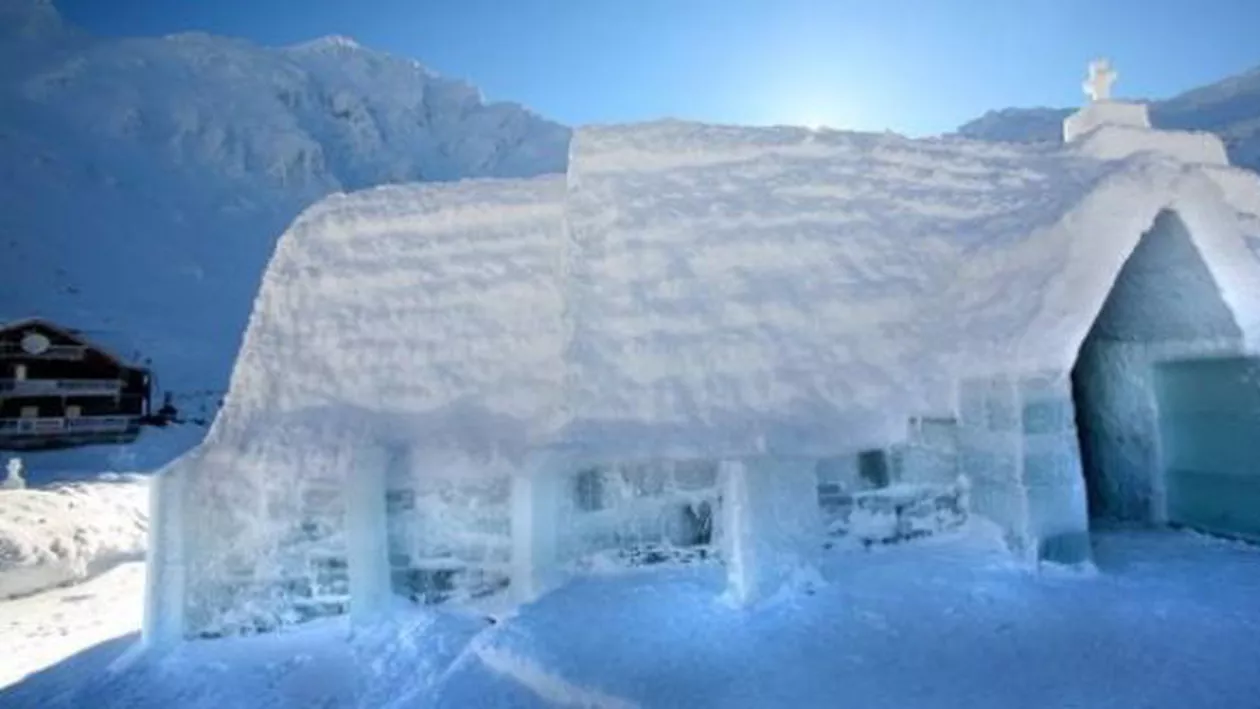 Biserica din Gheață de la Bâlea Lac, construită pentru al zecelea an consecutiv, a fost sfințită marți