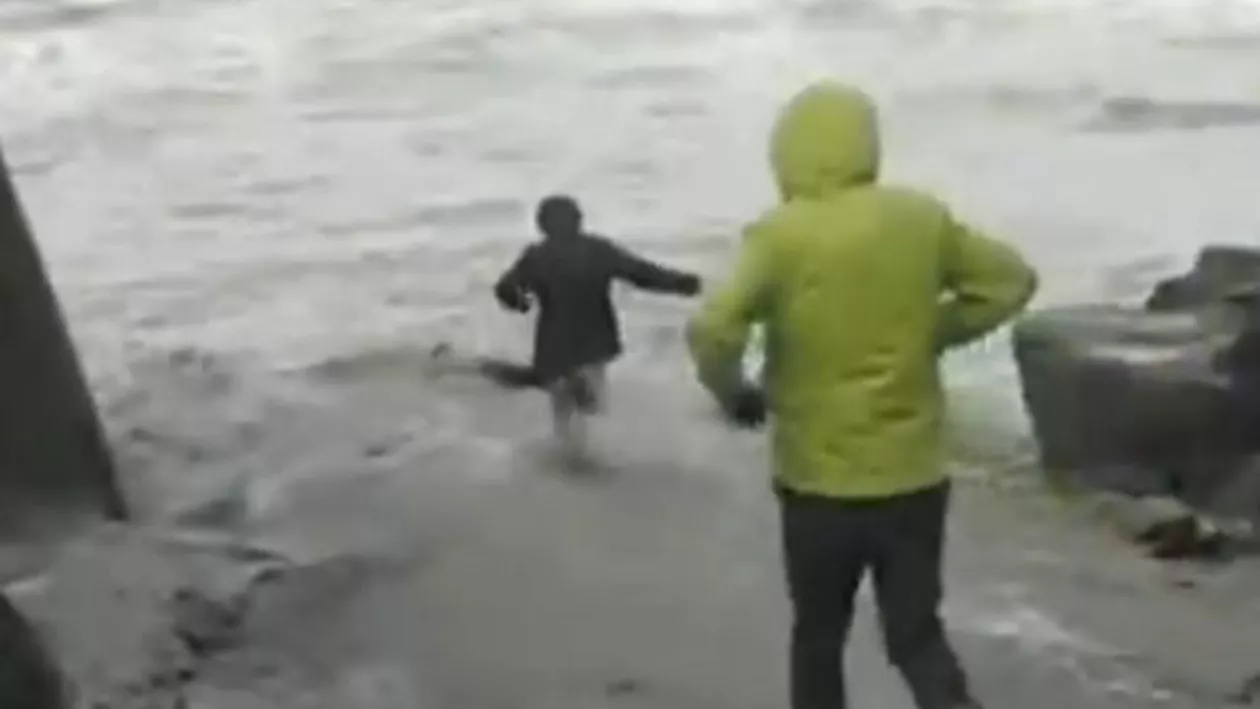 Doi bătrâni au fost salvați din valurile agitate care i-au tras în larg de pe o plajă din Franța (VIDEO)