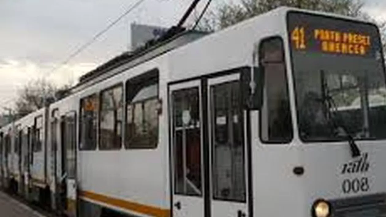 Incident pe linia tramvaiului 41. Unei persoane i s-a făcut rău la coborârea din mijlocul de transport