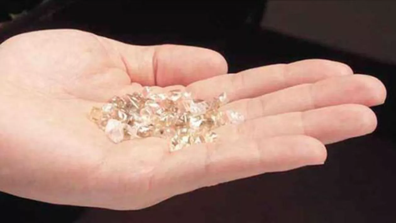 Descoperire incredibilă a unei femei din Gherla: Diamante într-o pereche de pantaloni second-hand