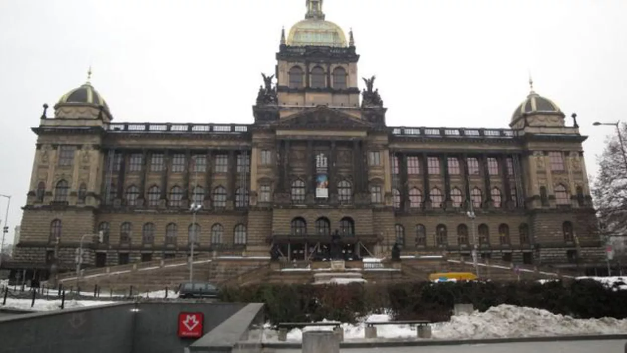 Praga: Acoperişul Muzeului Naţional, distrus parţial de un incendiu