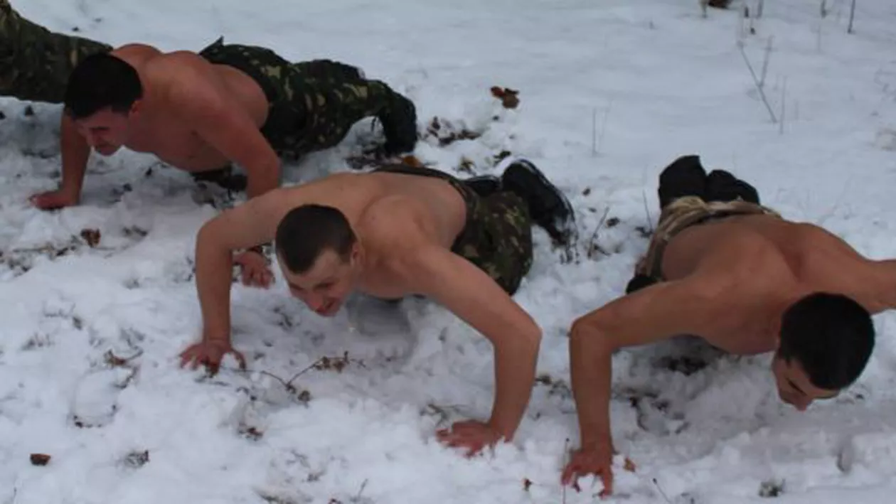 Înviorarea matinală a militarilor români: Flotări în zăpadă, la bustul gol (FOTO)