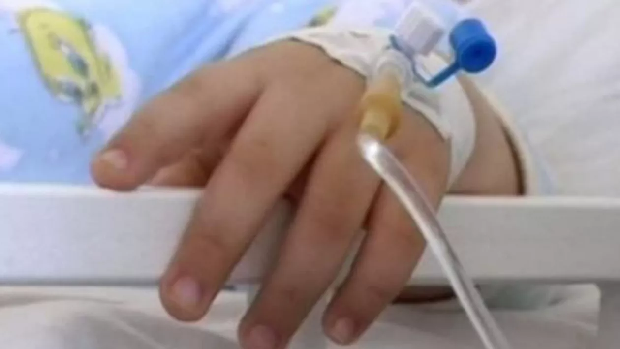 "Cred că sunt medici veterinari, nu pediatri": Părinții copiilor din Argeș, spitalizați din cauza unei bacterii, acuză medicii de neprofesionalism