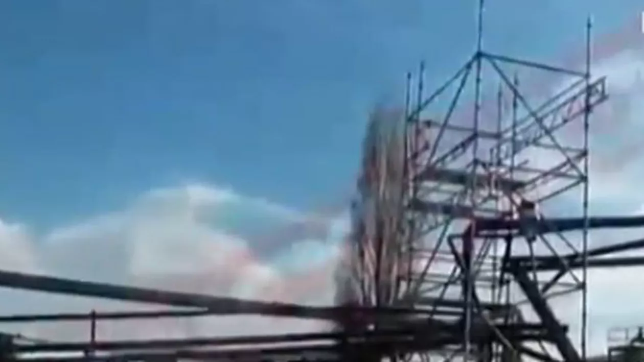 Ploiești: Accident la rafinăria Ptrobrazi. O basculantă a lovit mai multe conducte, iar una dintre acestea a fost fisurată (VIDEO)