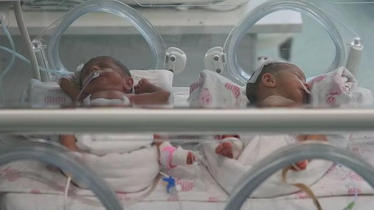 Cinci bebeluși din Argeș aduși la Spitalul Marie Curie, în stare gravă. Doi dintre aceștia sunt ventilați mecanic (VIDEO)