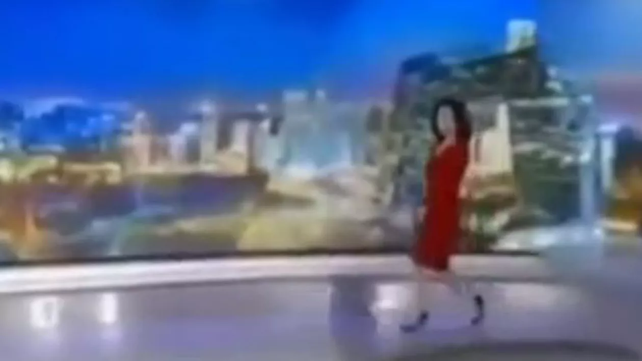 Gafă imensă la o emisiune din China. O prezentatoare a rămas fără un pantof la începutul transmisiunii (VIDEO)