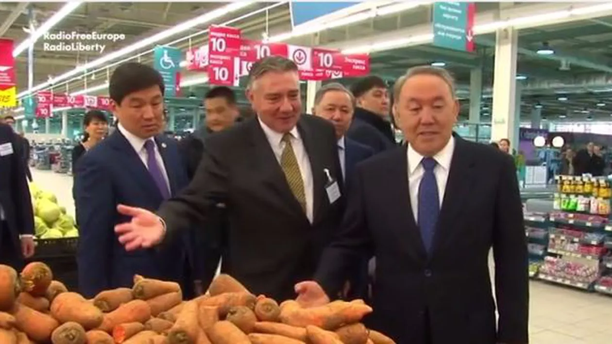 "Cu ce se spală legumele de sunt așa curate? Cu șampon?". Președintele Kazahstanului a vizitat primul hypermarket Carrefour deschis în țară (VIDEO)