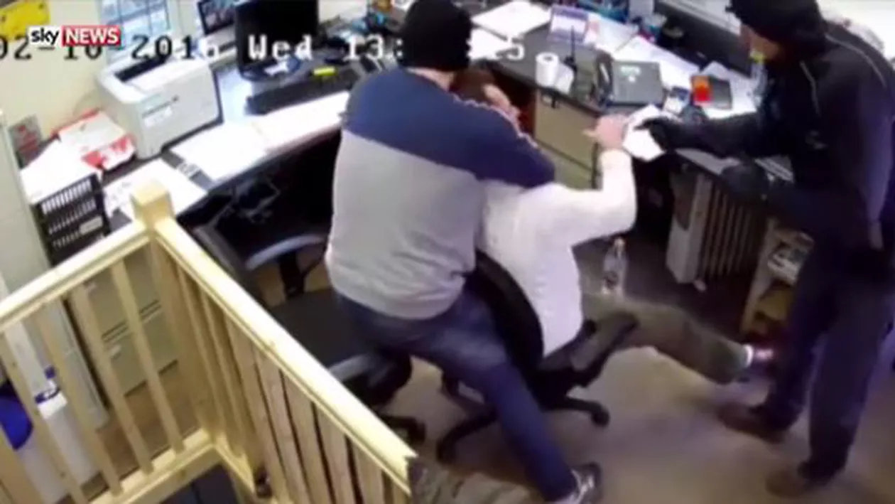 Un britanic a fost bătut cu bestialitate și jefuit la propriul loc de muncă (VIDEO)