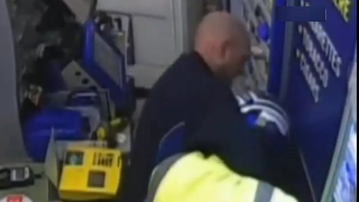 Un hoț care voia să fure dintr-un magazin din Marea Britanie a fost prins și bătut de un client (VIDEO)