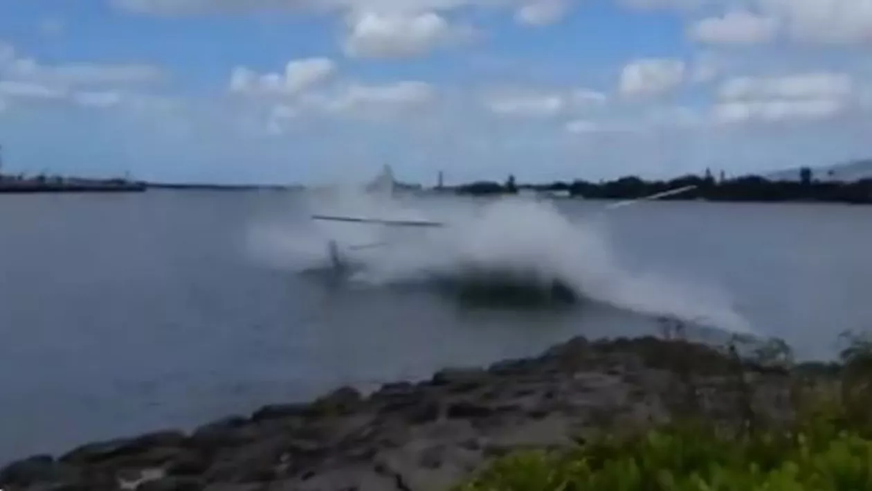 IMAGINI DRAMATICE: Un  elicopter cu cinci persoane la bord s-a prăbușit la Pearl Harbor (VIDEO)