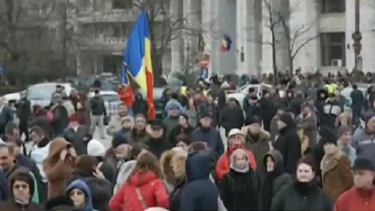 Mitingul Antenei 3 s-a încheiat: Câteva mii de oameni, cei mai mulți dintre ei pensionari, au fost prezenți în Piața Constituției (VIDEO)