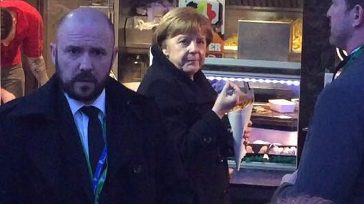 Și liderii mondiali mânăncă la fast-food. Angela Merkel surprinsă în timp ce consuma cartofi prăjiți (VIDEO)