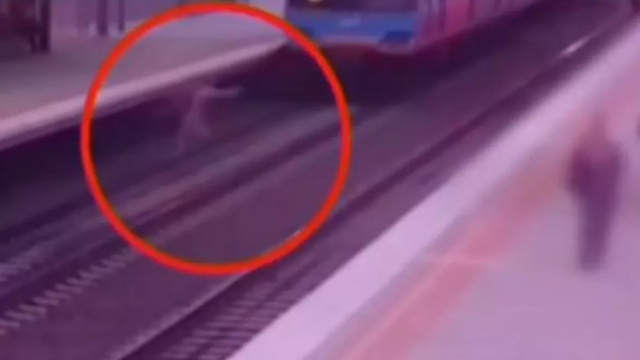 Inconștiență sau noroc: Un bărbat a încercat să traverseze pe linia de metrou și a fost la un pas de a fi lovit (VIDEO)