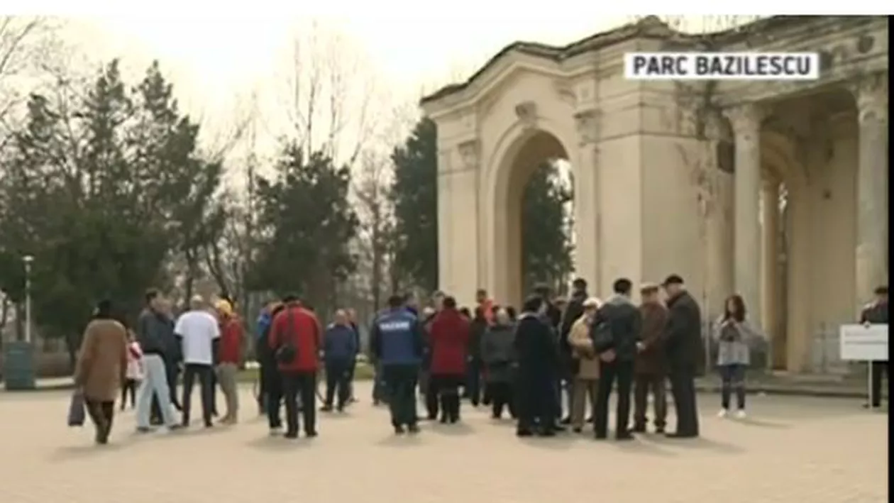 Protest în Parcul Bazilescu. Zeci de oameni își strigă nemulțumirea că Teatrul de vară nu a fost supus renovărilor (VIDEO)