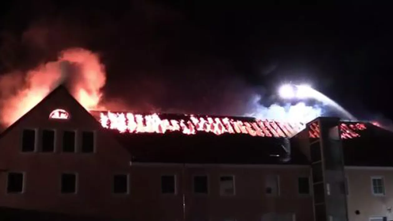 Germanii manifestă tot mai multă ură împotriva imigranților. Un centru pentru refugiați a luat foc, iar mai mulţi localnici au aplaudat (VIDEO)
