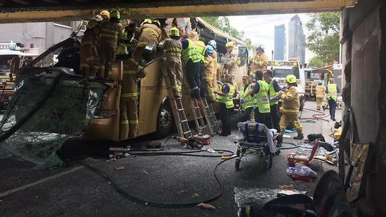 12 răniți într-un accident cu un autobuz de turiști în Australia: Pasagerii au avut noroc că au supraviețuit (VIDEO)