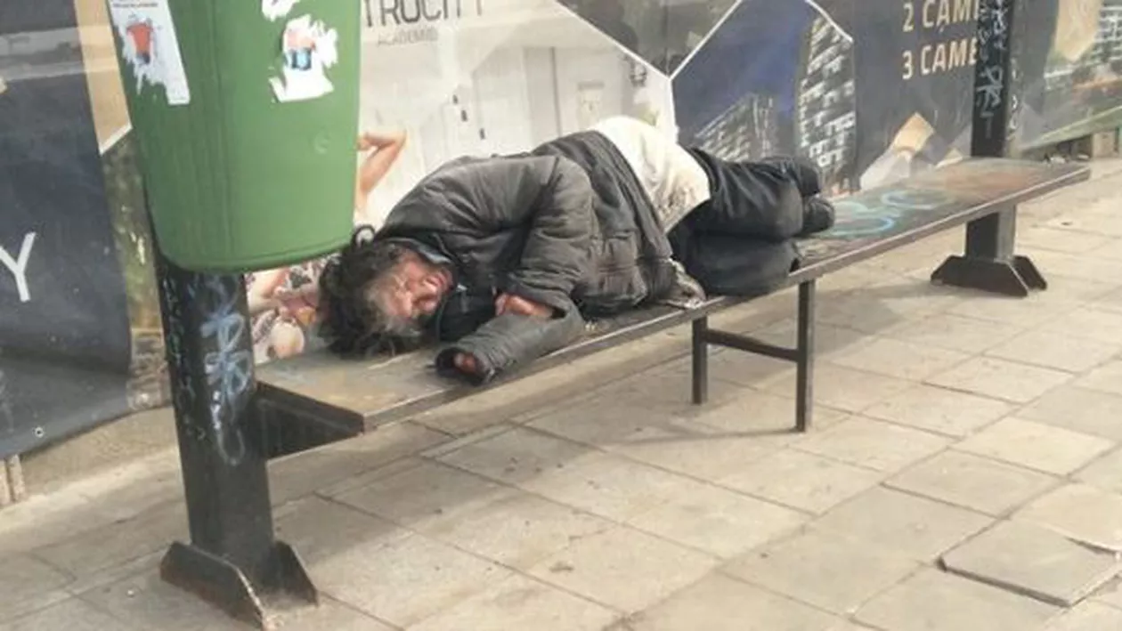 "Un like pentru banchetar": Profesorul Sorin Psatta a testat puterea Facebook-ului, oferind unui boschetar câte un leu pentru fiecare apreciere primită! (FOTO)