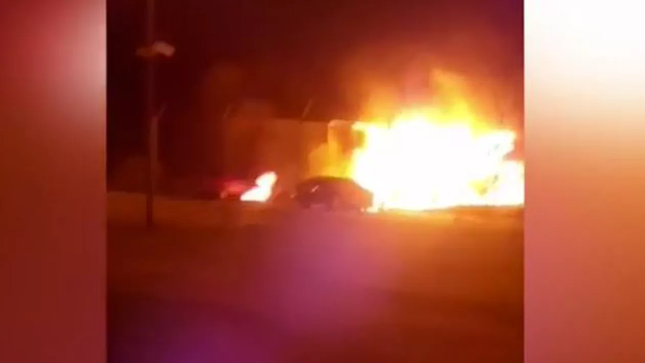 Un camion a luat foc în parcarea unui abator de lângă Buzău (VIDEO)