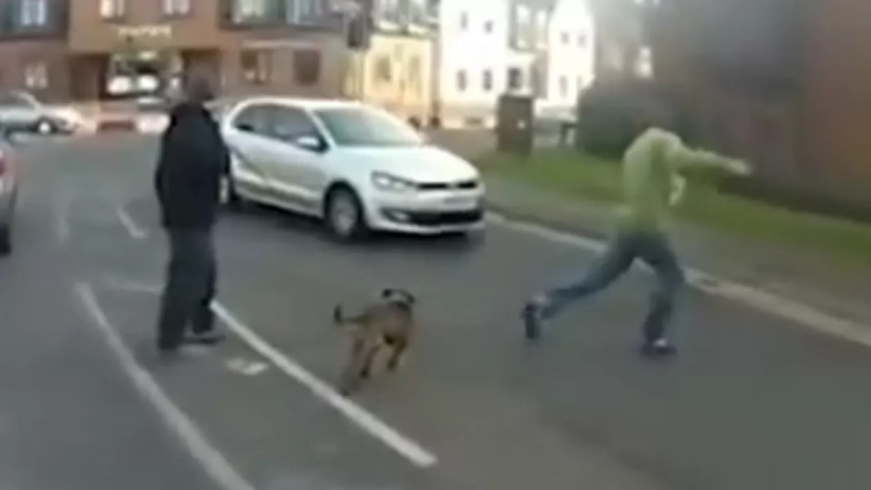 Marea Britanie: Un pieton care a traversat printr-un loc nepermis a fost spulberat de o maşină. Bărbatul a scăpat cu viață (VIDEO)