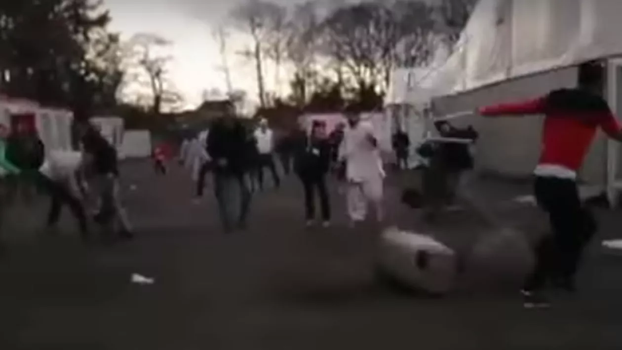 Aproape o sută de imigranți s-au luat la bătaie într-un centru din Belgia, după ce o femeie a refuzat să poarte vălul islamic (VIDEO)
