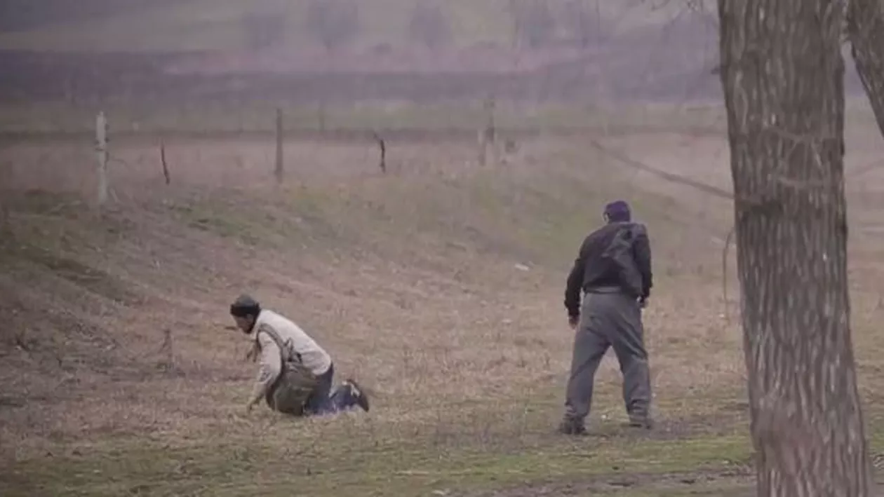 Pe lângă drum, pe lângă gard: Doi bărbați din Ungheni au fost surprinși după ce au ieșit de la cârciumă (VIDEO)