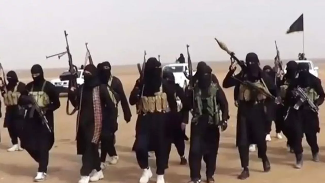 Un dezertor ISIS le-a spus internauților că teroriștii folosesc suc de fructe pentru clipurile sangeroase promovate (FOTO)