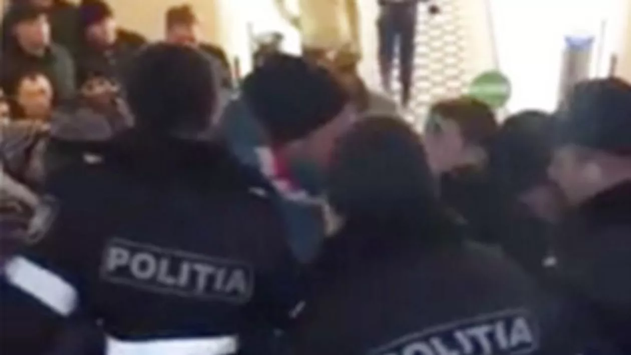 IMAGINI ŞOCANTE la Primăria Chişinău: Un grup de muncitori au pus la pământ polițiștii la o ședință a Consiliului Municipal (VIDEO)