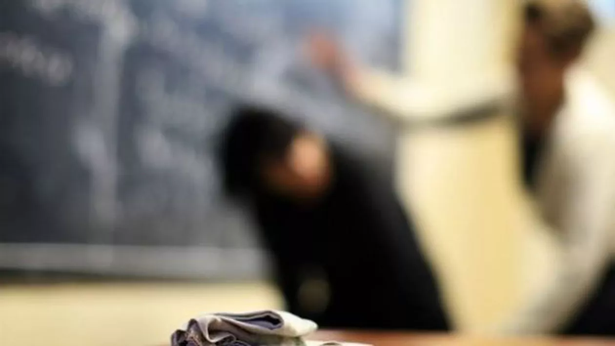 Dorohoi: O profesoară a fost bătută de mama unui elev pentru că îi dădea note mici fiului