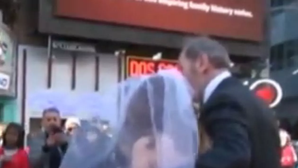 Experiment inedit: Cum au reacționat trecătorii atunci când au văzut o fetiță îmbrăcată în mireasă pe stradă (VIDEO)