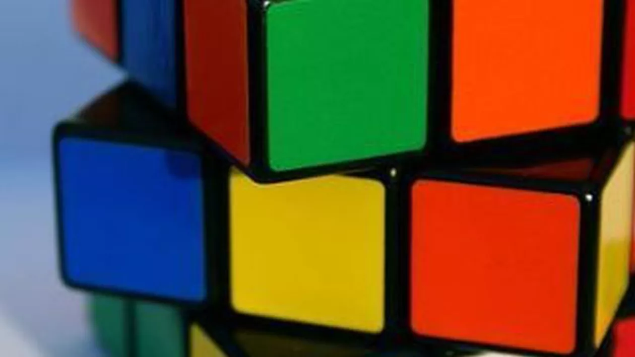 S-a inventat robotul care rezolvă un cub Rubik în mai puțin de o secundă (VIDEO)