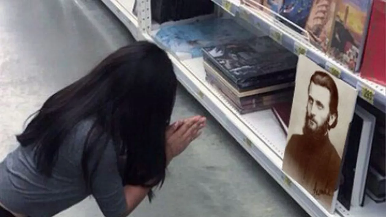 Arsenie Boca a ajuns în supermarket: O tânără s-a pus în genunchi în mijlocul unui magazin și s-a închinat la o pictură cu Părintele (FOTO)