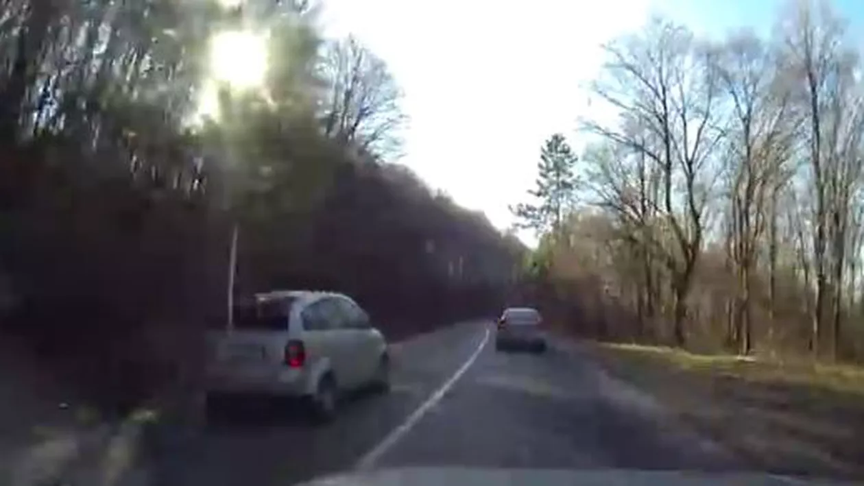 Buzău: Depăşire riscantă pe un drum național. Doar câțiva centimetri au făcut diferenţa dintre viaţă şi moarte (VIDEO)