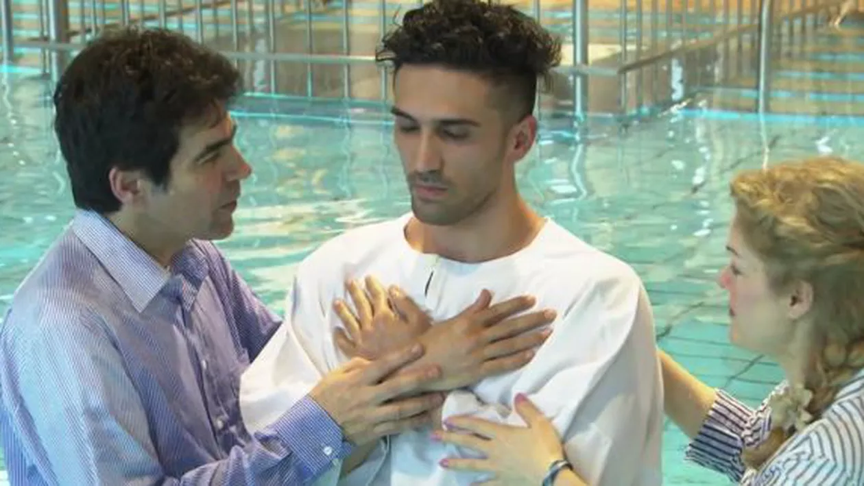 Zeci de refugiați au fost creștinați într-o piscină din Germania: Imigranții speră să își crească șansele de a primi azil (VIDEO)